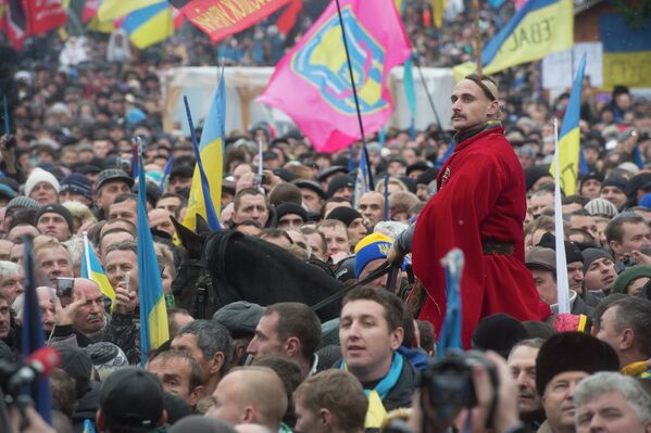 Bailes y barricadas en medio de las protestas en Kiev - Sputnik Mundo