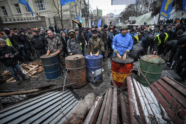 Bailes y barricadas en medio de las protestas en Kiev - Sputnik Mundo