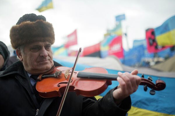 Bailes y barricadas en medio de las protestas en Kiev - Sputnik Mundo