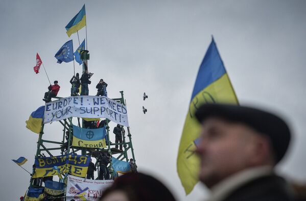 Bailes y barricadas en medio de las protestas en Kiev - Sputnik Mundo