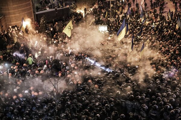 Enfrentamientos entre la policía y los manifestantes en Kiev - Sputnik Mundo