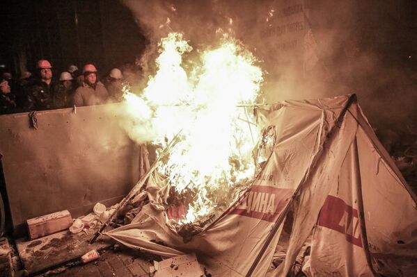 Enfrentamientos entre la policía y los manifestantes en Kiev - Sputnik Mundo