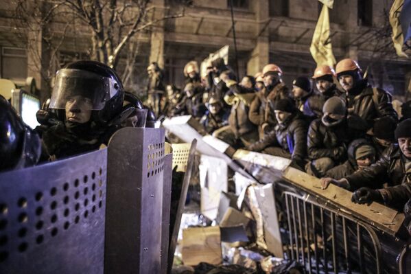 Enfrentamientos entre la policía y los manifestantes en Kiev - Sputnik Mundo