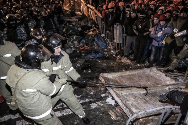 Enfrentamientos entre la policía y los manifestantes en Kiev - Sputnik Mundo