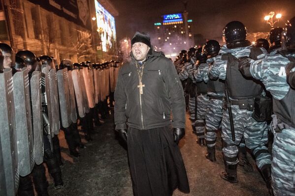 Enfrentamientos entre la policía y los manifestantes en Kiev - Sputnik Mundo