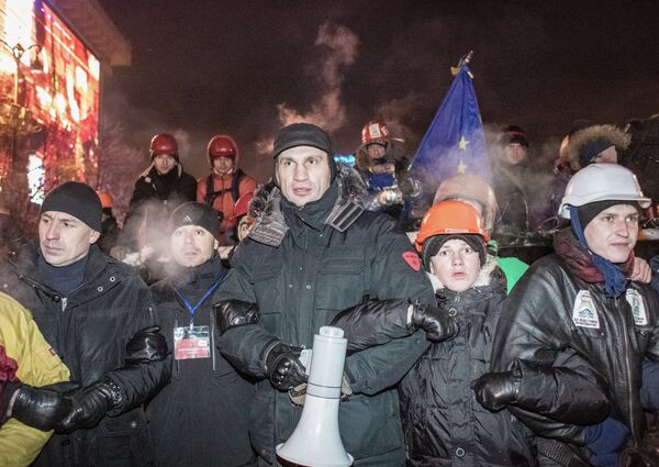 Enfrentamientos entre la policía y los manifestantes en Kiev - Sputnik Mundo