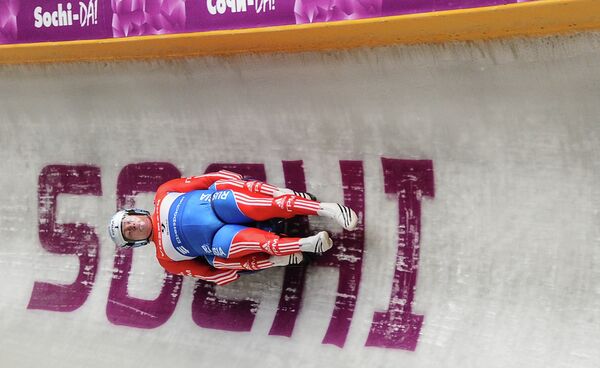 Los atletas de luge de Rusia entrenan por la tarde para adaptarse al cambio horario - Sputnik Mundo