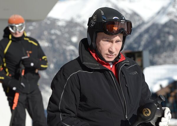Putin practica el esquí alpino en Sochi - Sputnik Mundo