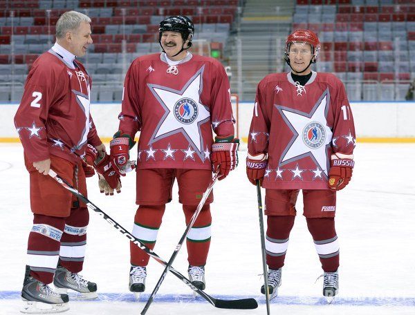 Putin y Lukashenko juegan un partido de hockey sobre hielo en Sochi - Sputnik Mundo