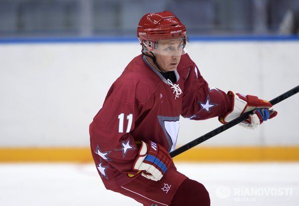 Putin y Lukashenko juegan un partido de hockey sobre hielo en Sochi - Sputnik Mundo