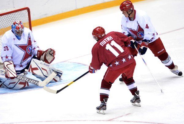 Putin y Lukashenko juegan un partido de hockey sobre hielo en Sochi - Sputnik Mundo