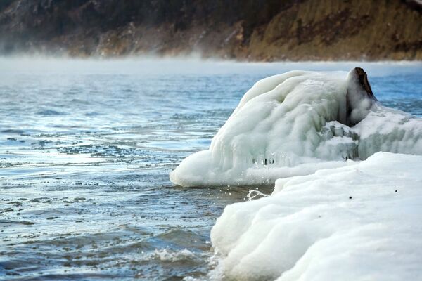 El lago Baikal antes de cubrirse de hielo - Sputnik Mundo