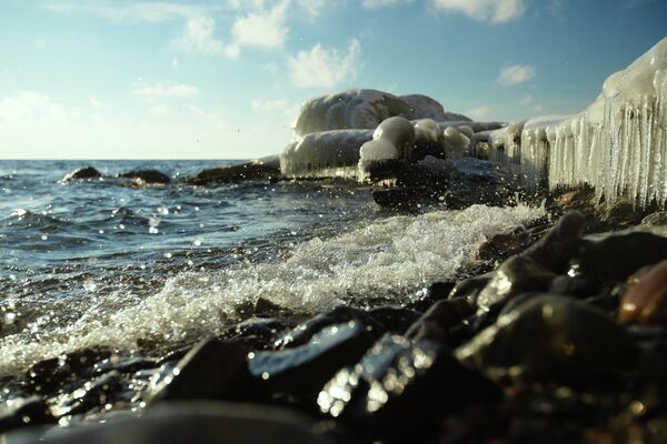 El lago Baikal antes de cubrirse de hielo - Sputnik Mundo