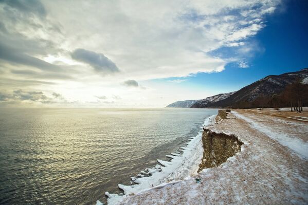 El lago Baikal antes de cubrirse de hielo - Sputnik Mundo