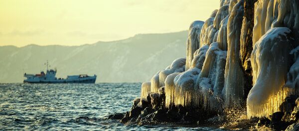 El lago Baikal antes de cubrirse de hielo - Sputnik Mundo