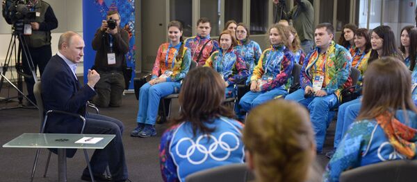El presidente de Rusia Vladímir Putin hoy al reunirse con voluntarios de Sochi 2014 - Sputnik Mundo