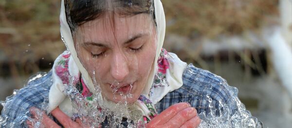 Los rusos celebran la Epifanía con baños helados - Sputnik Mundo