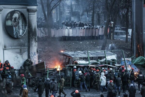 El centro de Kiev: entre barricadas, cócteles molotov y una catapulta - Sputnik Mundo