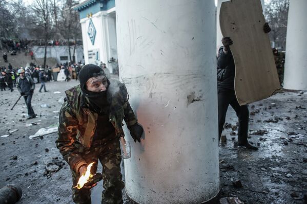 El centro de Kiev: entre barricadas, cócteles molotov y una catapulta - Sputnik Mundo