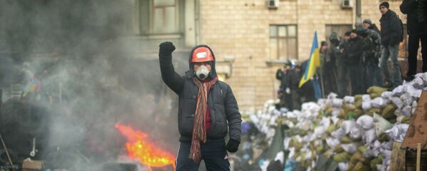Оппозиционеры на баррикаде на улице Грушевского в Киеве. Фото с места события - Sputnik Mundo