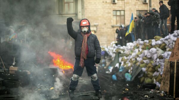 Оппозиционеры на баррикаде на улице Грушевского в Киеве. Фото с места события - Sputnik Mundo