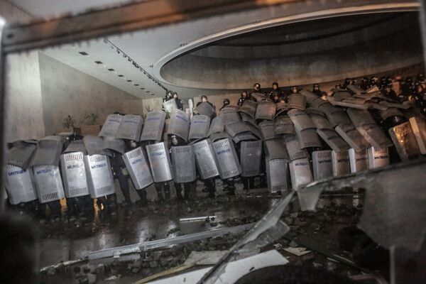 Unos 200 policías abandonan el edificio asaltado por manifestantes en Kiev - Sputnik Mundo