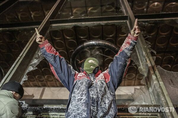 Radicales expulsan a policías de la Casa de Ucrania en Kiev Radicales expulsan a policías de la Casa de Ucrania en Kiev - Sputnik Mundo