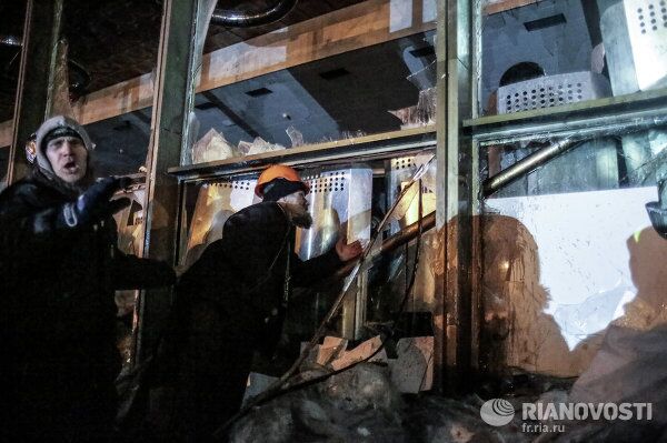 Radicales expulsan a policías de la Casa de Ucrania en Kiev - Sputnik Mundo