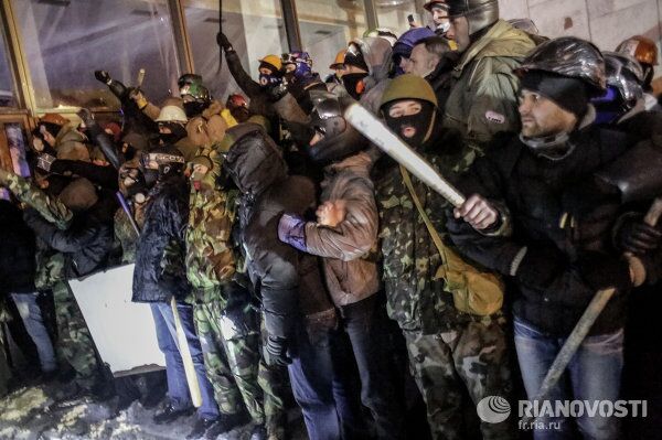 Radicales expulsan a policías de la Casa de Ucrania en Kiev - Sputnik Mundo