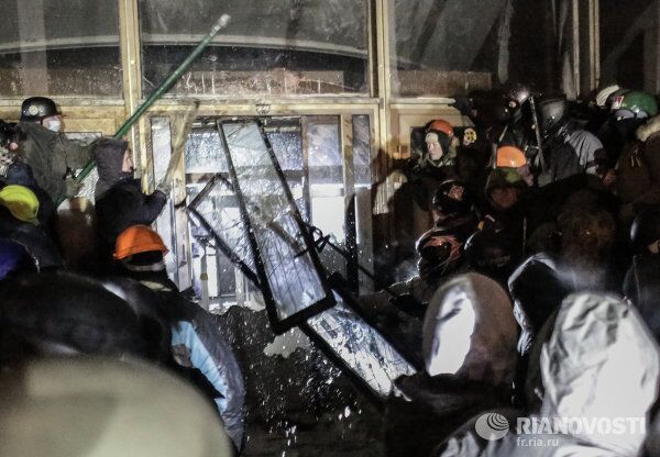 Radicales expulsan a policías de la Casa de Ucrania en Kiev - Sputnik Mundo