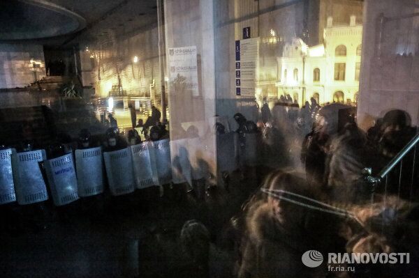 Radicales expulsan a policías de la Casa de Ucrania en Kiev - Sputnik Mundo