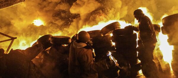 Partidarios de la oposición en la plaza Maidán, de Kíev, donde se produjeron enfrentamientos entre manifestantes y policías Partidarios de la oposición en la plaza Maidán, de Kíev, donde se produjeron enfrentamientos entre manifestantes y policías - Sputnik Mundo