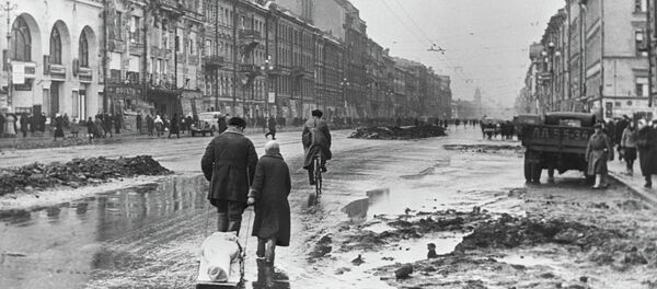 El Leningrado sitiado. La avenida Nevski, 1 de abril de 1942 - Sputnik Mundo