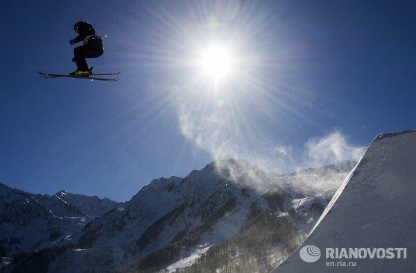 Snowboarders y esquiadores libres surcan las pistas de Sochi - Sputnik Mundo