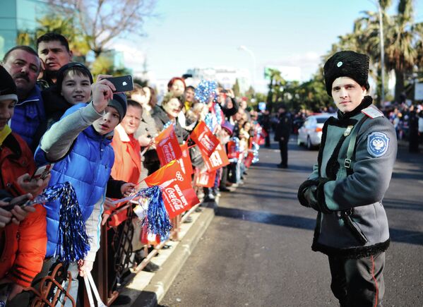 Ban Ki-moon y otras personalidades recorren Sochi con la antorcha olímpica - Sputnik Mundo