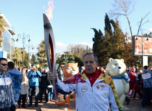 Ban Ki-moon y otras personalidades recorren Sochi con la antorcha olímpica - Sputnik Mundo
