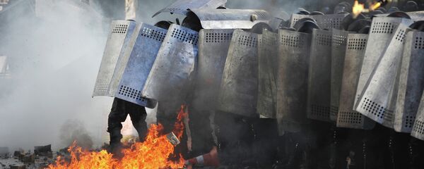 Ataques con cócteles Molotov contra la policía antidisturbios ucraniana Berkut durante los enfrentamientos en el Maidán (archivo, febrero 2014) - Sputnik Mundo