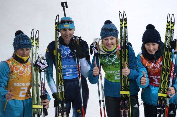 Equipo de Ucrania ganó el oro en los relevos 4x6 kilómetros de biatlón - Sputnik Mundo