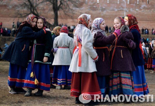 La Máslenitsa a rienda suelta: blinis, toma de una ciudadela de nieve y batallas de almohadas - Sputnik Mundo