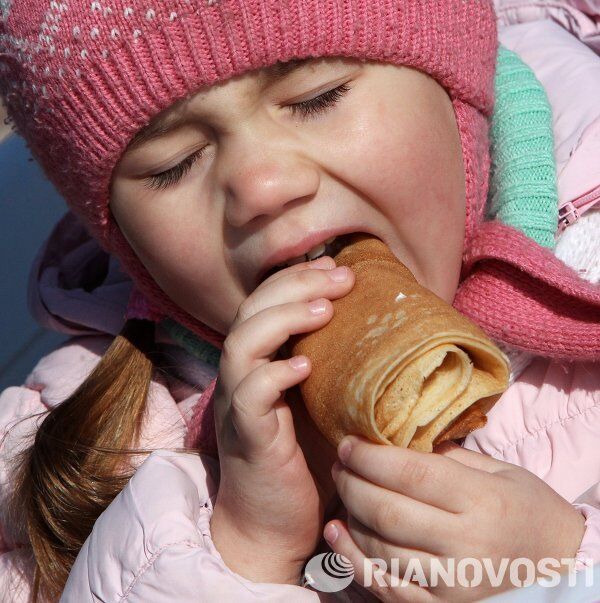 La Máslenitsa a rienda suelta: blinis, toma de una ciudadela de nieve y batallas de almohadas - Sputnik Mundo