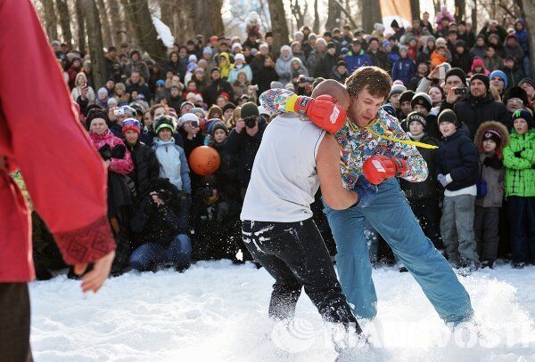 La Máslenitsa a rienda suelta: blinis, toma de una ciudadela de nieve y batallas de almohadas - Sputnik Mundo