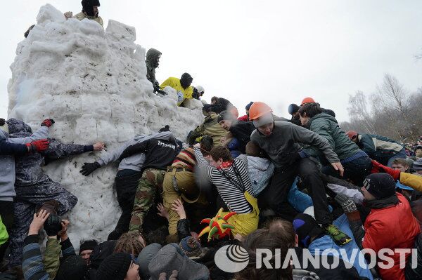La Máslenitsa a rienda suelta: blinis, toma de una ciudadela de nieve y batallas de almohadas - Sputnik Mundo