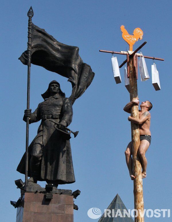 La Máslenitsa a rienda suelta: blinis, toma de una ciudadela de nieve y batallas de almohadas - Sputnik Mundo