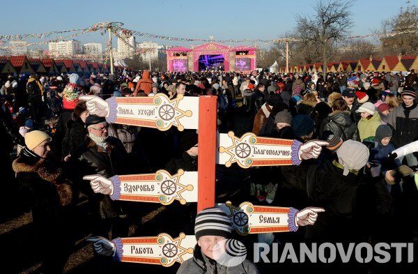La Máslenitsa a rienda suelta: blinis, toma de una ciudadela de nieve y batallas de almohadas - Sputnik Mundo