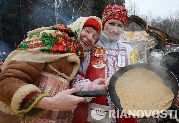 La Máslenitsa a rienda suelta: blinis, toma de una ciudadela de nieve y batallas de almohadas - Sputnik Mundo