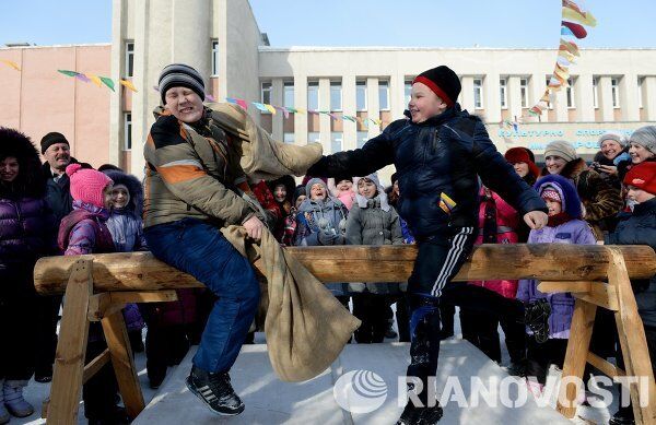 La Máslenitsa a rienda suelta: blinis, toma de una ciudadela de nieve y batallas de almohadas - Sputnik Mundo