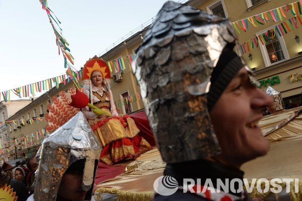 La Máslenitsa a rienda suelta: blinis, toma de una ciudadela de nieve y batallas de almohadas - Sputnik Mundo