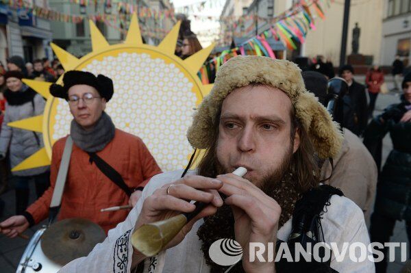 La Máslenitsa a rienda suelta: blinis, toma de una ciudadela de nieve y batallas de almohadas - Sputnik Mundo