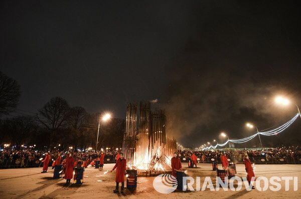 La Máslenitsa a rienda suelta: blinis, toma de una ciudadela de nieve y batallas de almohadas - Sputnik Mundo