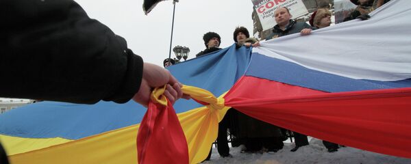 Banderas rusa y ucraniana atadas entre sí - Sputnik Mundo